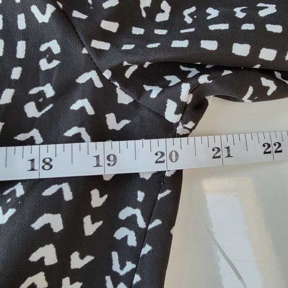 EUC Collective Concepts Black White Long Sleeve Vneck Shorts Romper Size M - Picture 9 of 10